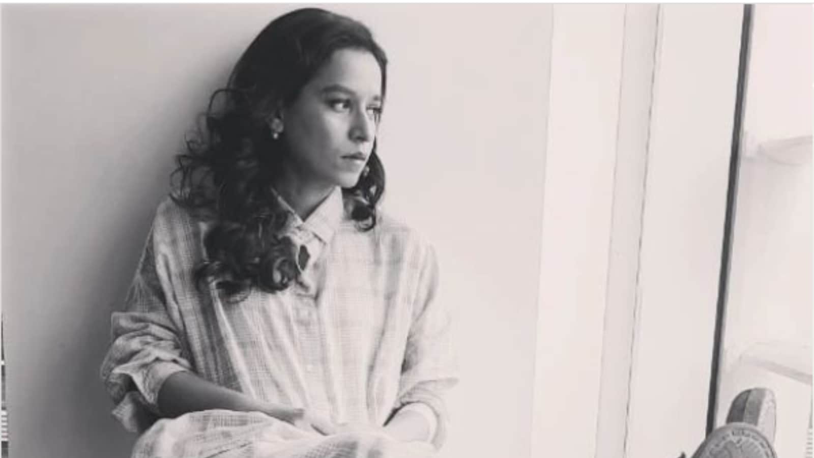 Actress Tweets About Woman Mocking Family Arriving At Airport Early