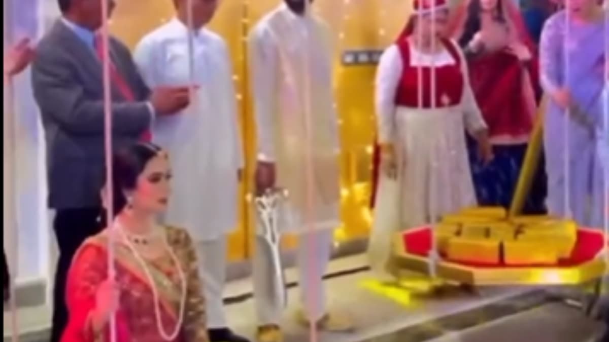 It's Pakistani Bride Vs Gold Bricks, Guess The Final Result