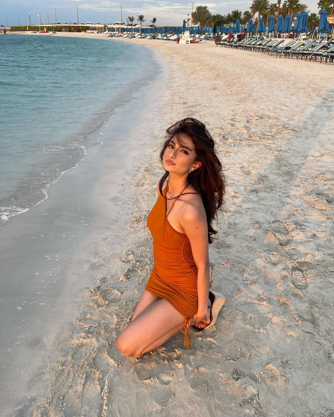 Palak Tiwari poses sexily in a tanned dress on the beach. 