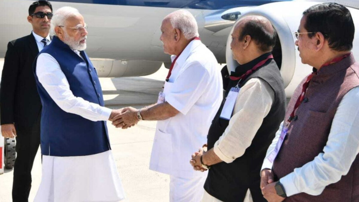 PM Modi's Gesture Shows BJP Believes Yediyurappa Factor Gives It The 'Upper Hand' in Karnataka