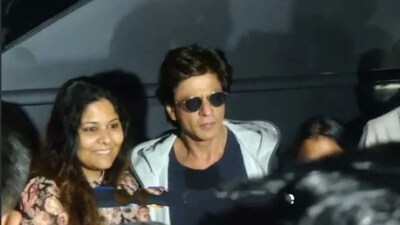 Shah Rukh Khan Looks Dapper In His Dunki Look While Greeting Fans In ...