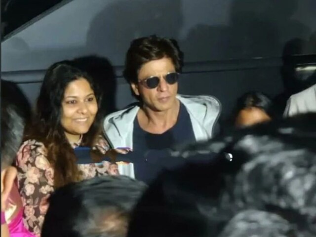 Shah Rukh Khan Looks Dapper In His Dunki Look While Greeting Fans In