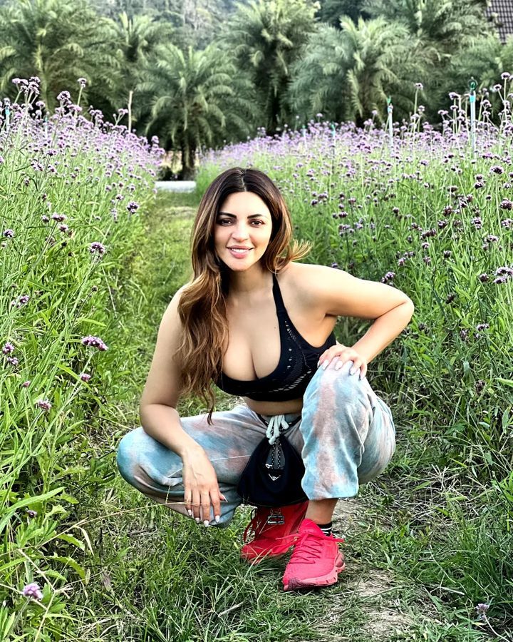 Shama Sikander looks gorgeous in a black sports bra and athleisure pants. 