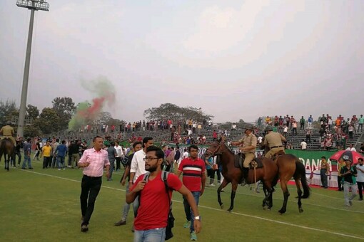 Horse-mounted police at the Mohun Bagan and East Bengal hockey match (Twitter/@TORCH__BEARERS) 