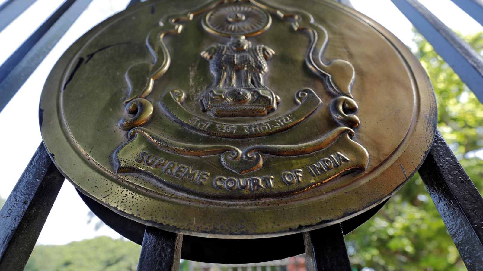 SC Imposes Interim Stay on Proceedings Against Govt Official Over Rape of Minor