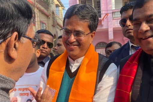 Tripura CM Dr Manik Saha, who was campaigning in his constituency, Town Bordowali, on Wednesday, called the Left-Congress alliance 'unholy'. (Photo: News18) 
