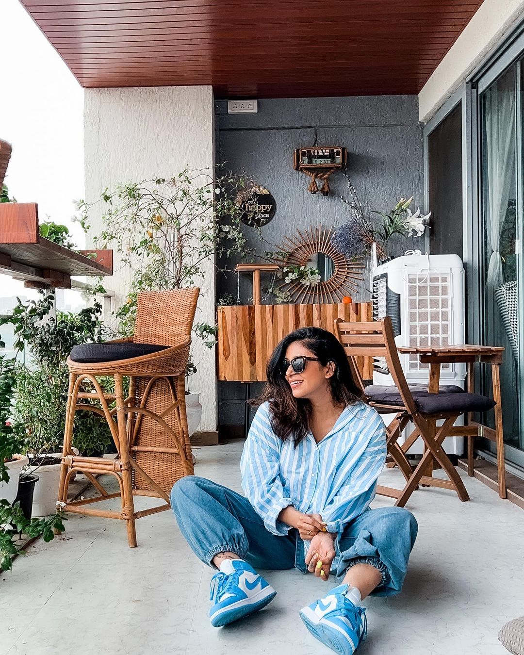 Kishwer Merchant's house is dotted with house plants and wicker furniture, giving it a nice tropical vibe. 