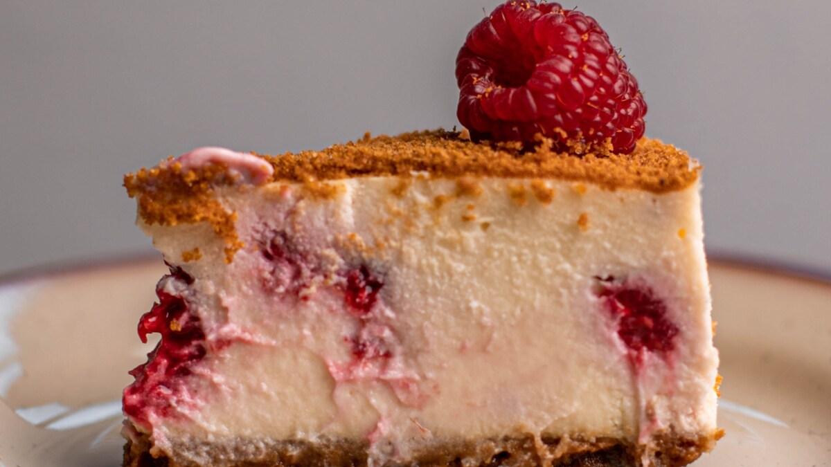 Woman Finds Her Doppelganger, Tries to Poison Her with a Cheesecake, Steals Her Identity