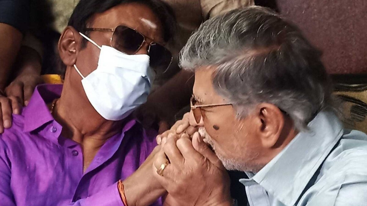 Director SA Chandrasekhar Visits Vijayakanth, Wishes Him His Wedding