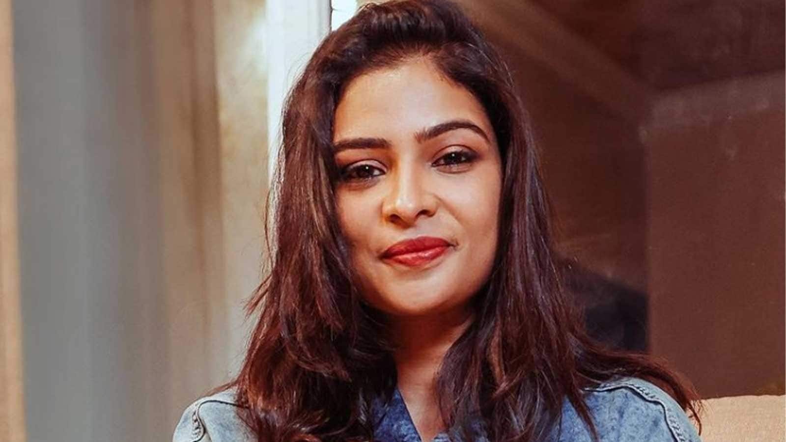 VJ Maheswari To Take Legal Action Against Online Trolls; Check Out Her Tweet