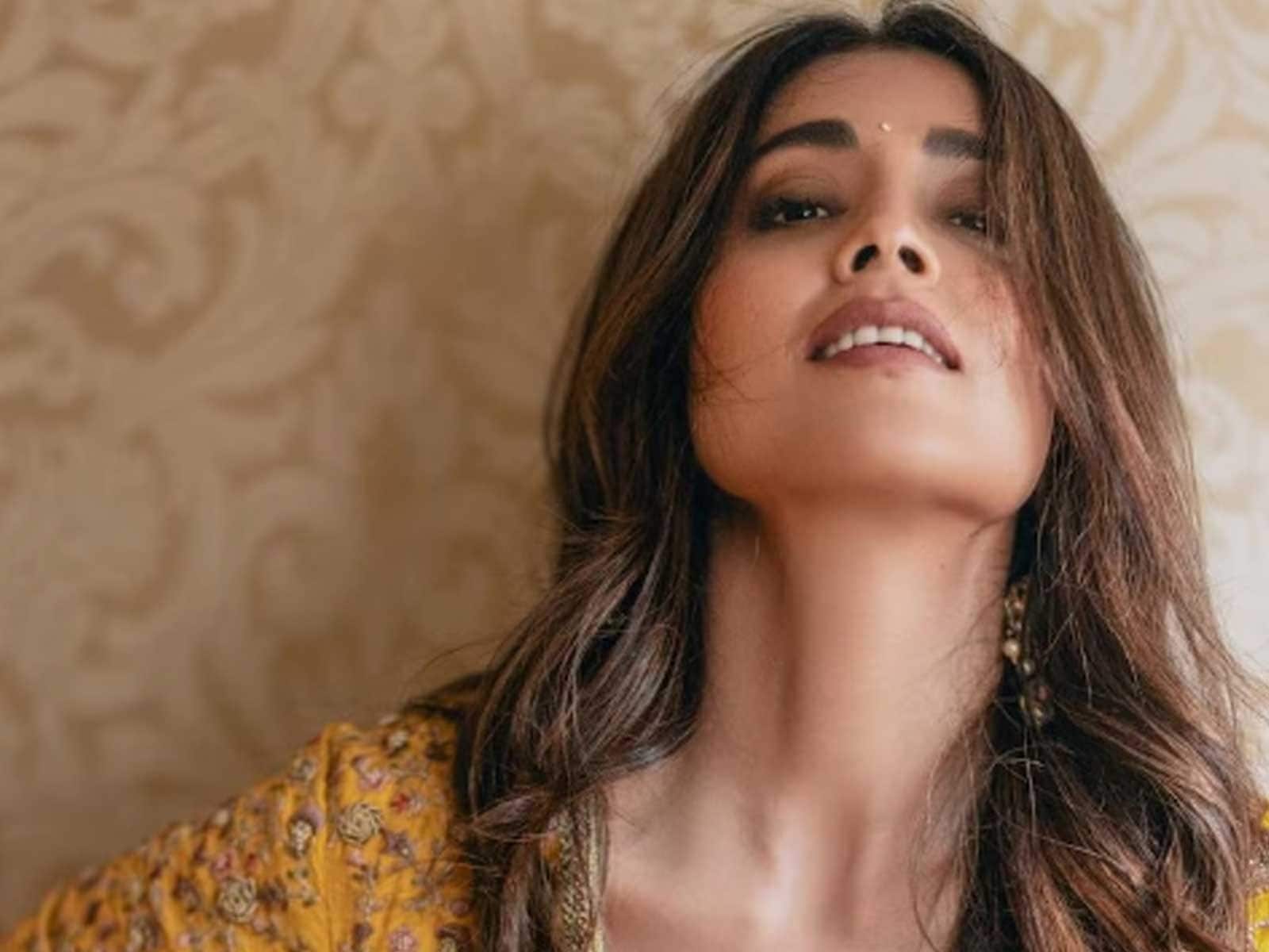 Shreya Sex Videos - Shriya Saran Looks Stunning In Her Desi Avtar, See Pics