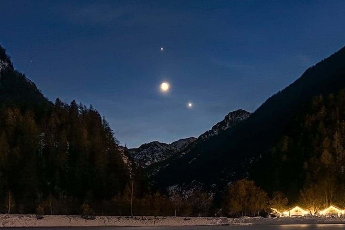 Moon, Jupiter and Venus Come Together in Night Sky as Twitter ...