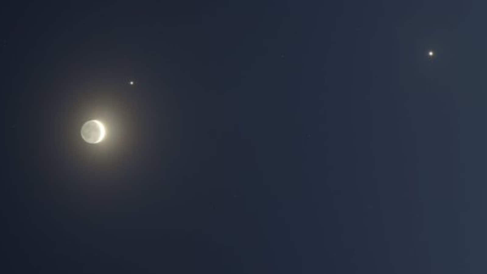 Photographer Shares Incredible Shot of Moon, Jupiter and Venus Coming ...