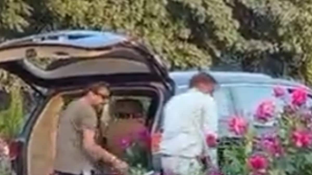 Viral Video: Gurugram Men Caught Stealing Flower Pots Arranged For G20 Summit in 'Expensive Car'