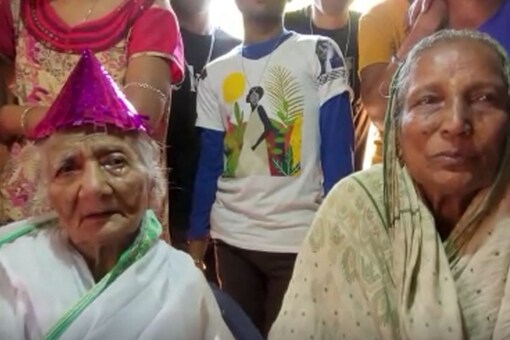 West Bengal Woman Celebrates Her ‘Rebirth’ After Getting New Hair and Teeth at the Age of 110 (Photo Credits: News18)