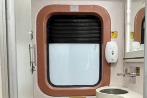 The clip captured before and after renovation images of the mirror, wash basin, and toilet seats inside the train. (Image source: Twitter/@AshwiniVaishnaw )