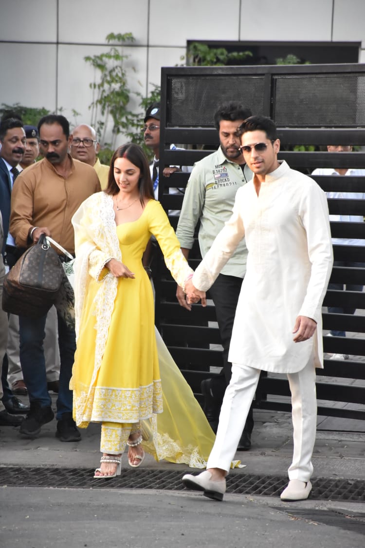 Sidharth Malhotra, Kiara Advani Arrive In Mumbai After Wedding Looking ...