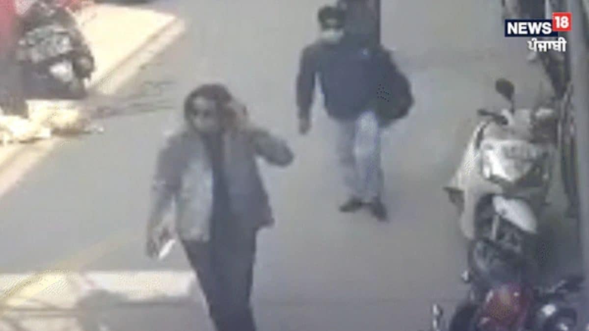 Amritpal Singh Spotted in Delhi Wearing Mask, Sunglasses & No Turban | WATCH