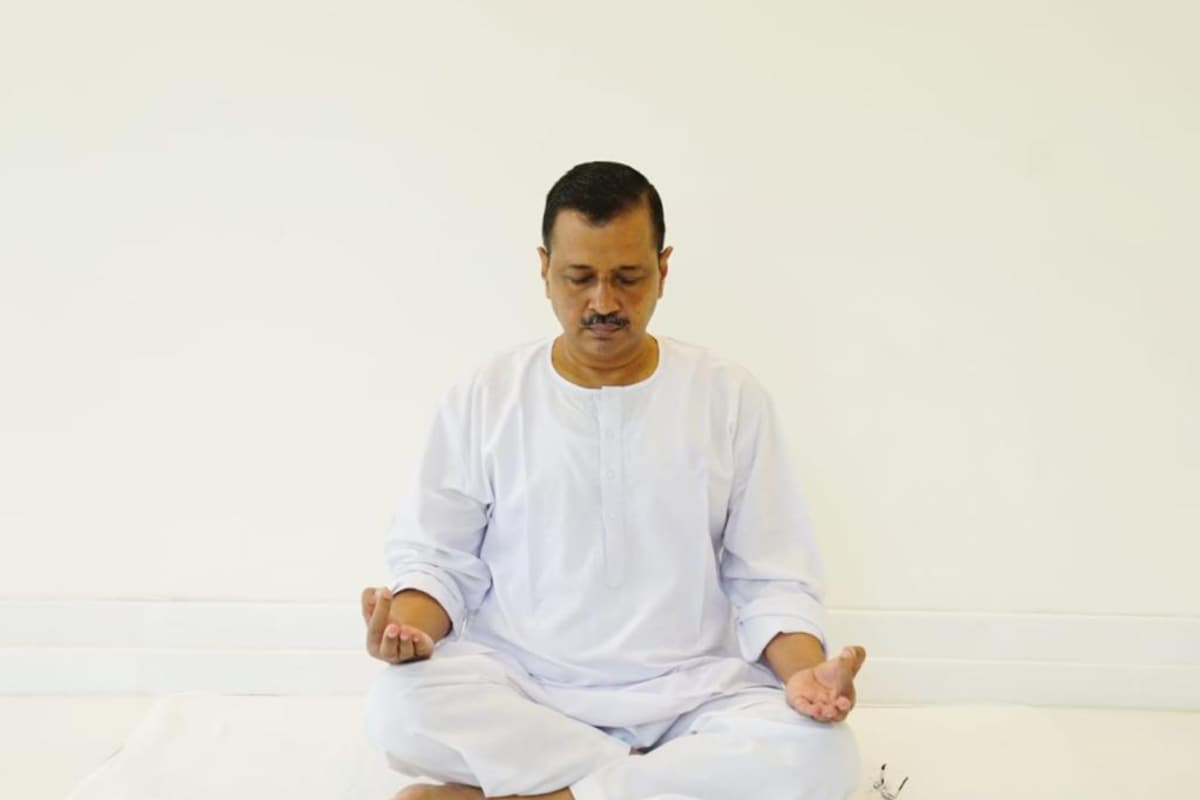 Kejriwal Pays Tributes to Mahatma Gandhi, Holds Day-long Holi Pooja for ‘Betterment of India’