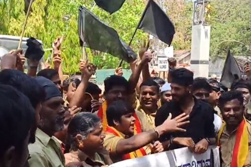Auto drivers waved black flags and raised slogans against CM Bommai and the Karnataka government. (News18 Photo)