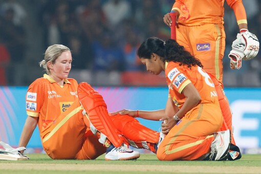 Beth Mooney hobbled off the field after hurting her leg. (Pic Credit: TW/wplt20)