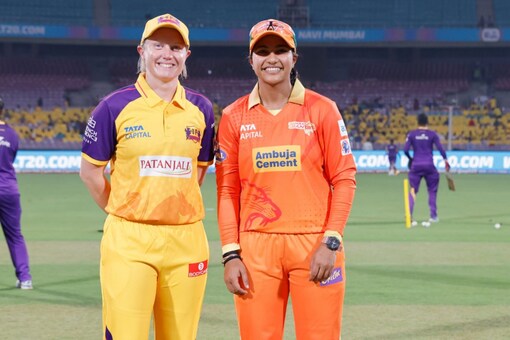 UP Warriorz skipper Alyssa Healy and Gujarat Giants stand-in captain Sneh Rana at the toss (Twitter/@GujaratGiants)