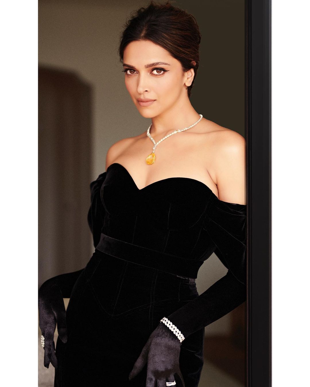 Oscars 2023: Deepika Padukone channels old Hollywood glamour in a black  gown, flaunts her new tattoo