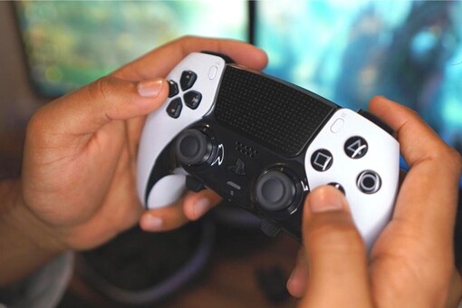 Even during extended gaming sessions, the DualSense Edge remains remarkably comfortable to hold.(Image: News18/ Shaurya Sharma)