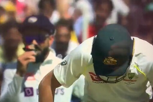 Virat Kohli was seen eating a protein/energy bar ahead of the 22nd over during IND vs AUS 4th Test (Twitter image)