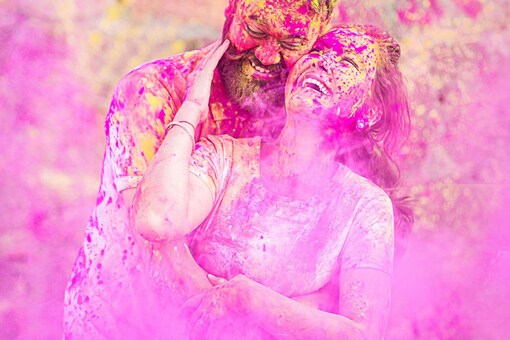 To prevent respiratory diseases due to Holi colors, it is important to use natural and non-toxic colors. (Representative image: Shutterstock)

