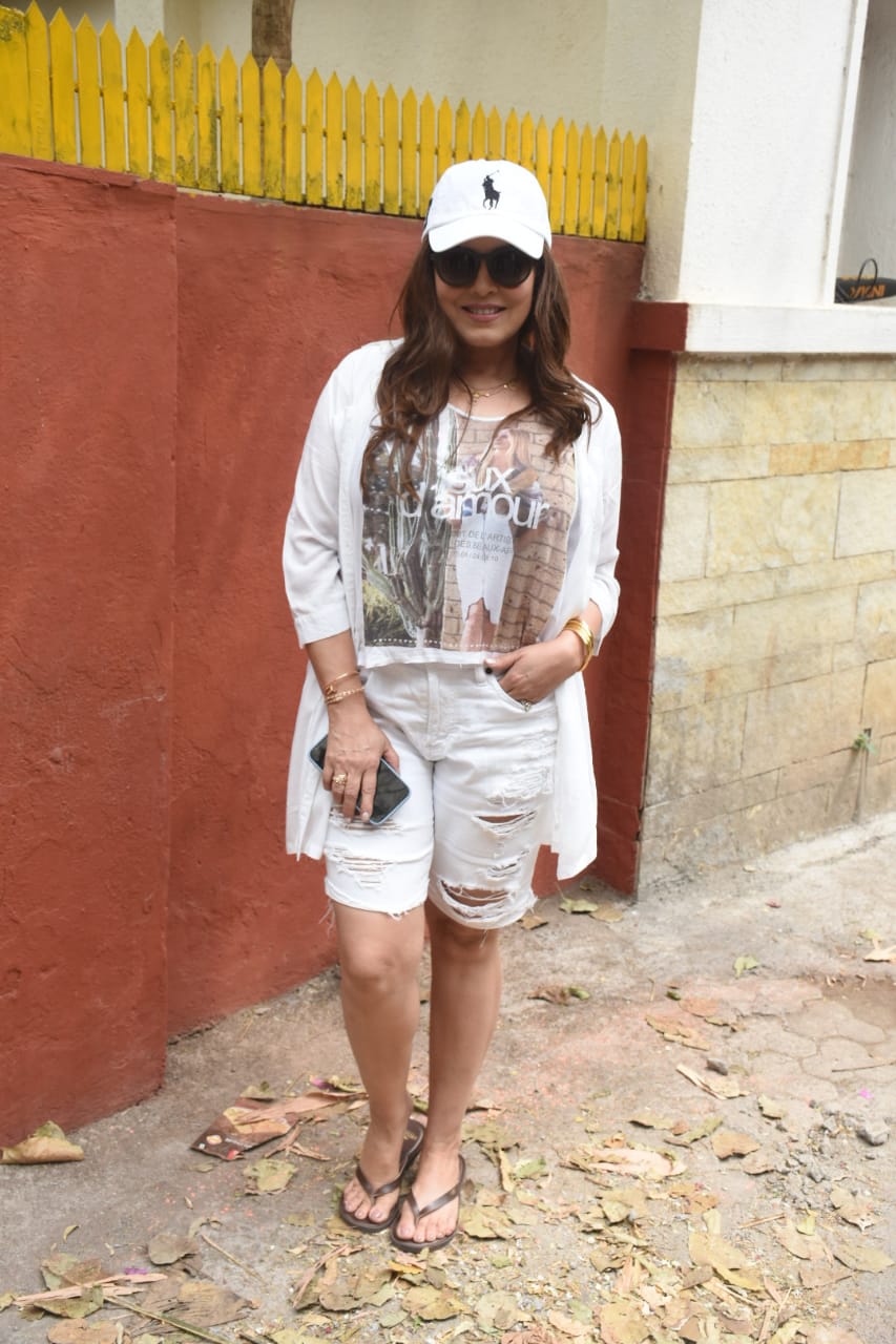 Mahima Chaudhary seen arriving at Javed Akhtar's Holi party. 