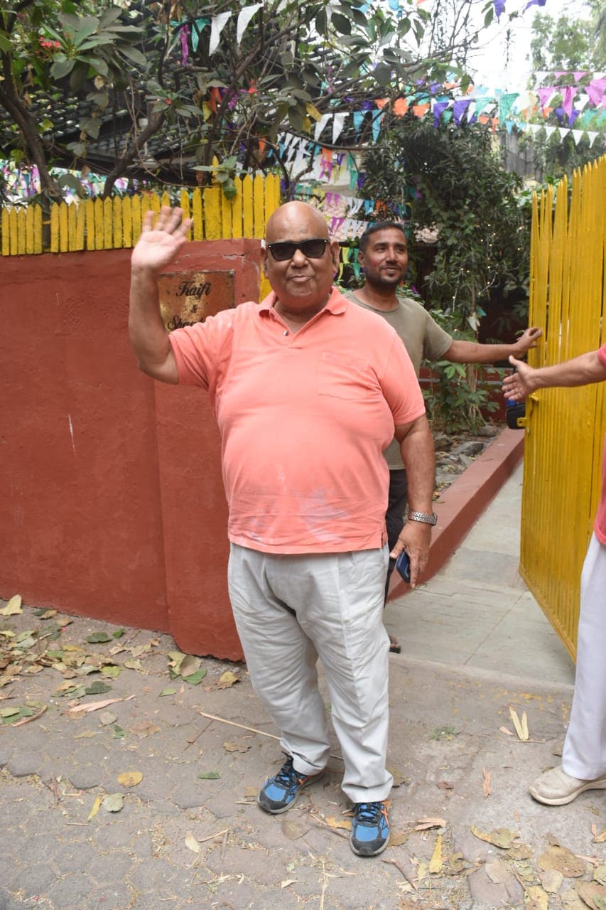 Satish Kaushik seen arriving at Javed Akhtar's Holi party. 