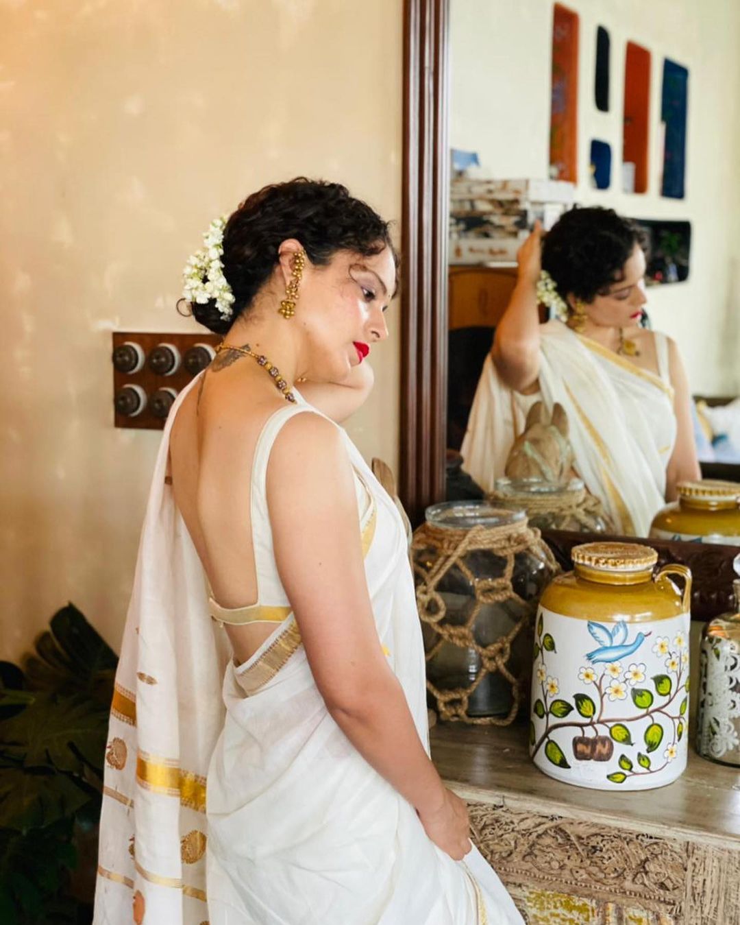 The beauty opted for a lovely white saree with a golden border. She paired it with a matching blouse and a stunning neckpiece and the result is mind-blowing. (Image: Instagram) The beauty opted for a lovely white saree with a golden border. She paired it with a matching blouse and a stunning neckpiece and the result is mind-blowing. (Image: Instagram)