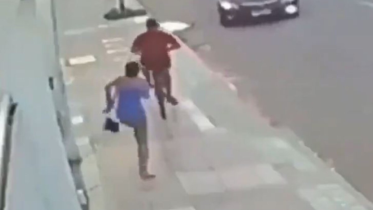 ‘Karma is Real’: Man Snatches Woman’s Phone on Road, Here’s What Happened Next