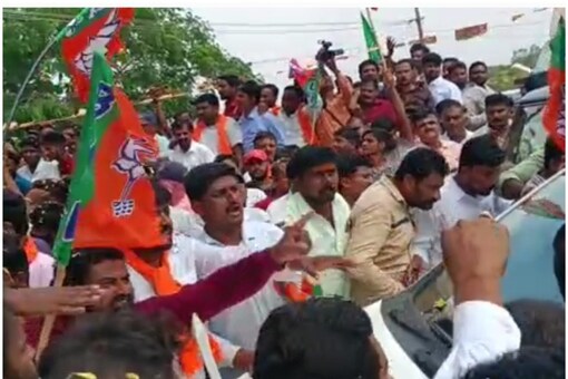 As party workers created a ruckus blocking the vehicle, MLA Renukacharya and MP Siddeshwara heading the Yatra called off the yatra midway and tried to leave the spot. 