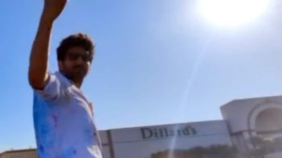 Kartik Aaryan Gets ‘Apne Desh Wali Feeling’ In Dallas As He Celebrates Holi With Fans; Watch Video