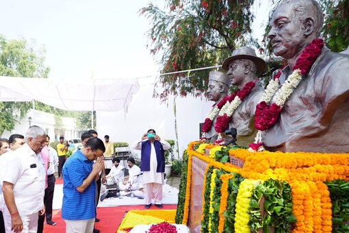 Arvind Kejriwal paying respect to Bhagat Singh, Sukhdev and Rajguru on Shaheed Diwas. (Twitter/@AamAadmiParty)