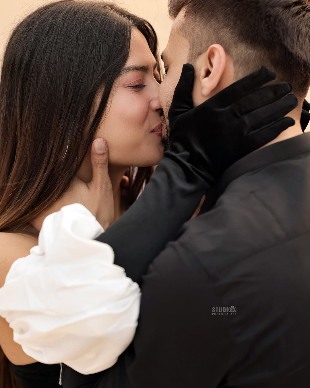 Krishna Mukherjee and Chirag Batliwala share a kiss.