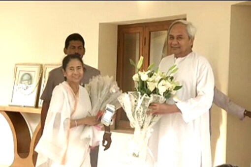 West Bengal Chief Minister Mamata Banerjee and Odisha CM Naveen Patnaik. (News18)