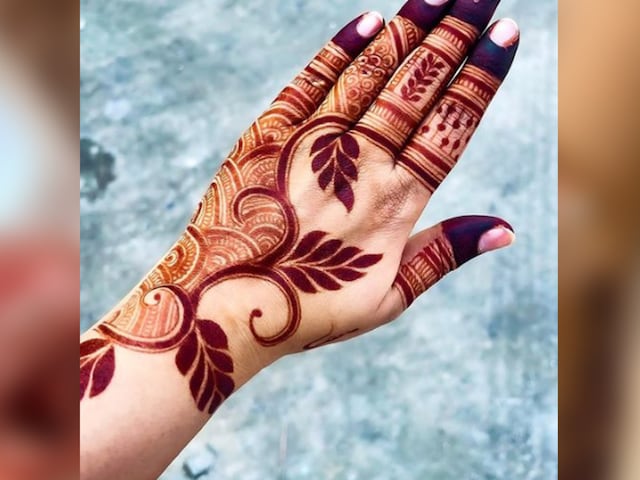 This is one of the simplest henna designs for beginners, and the flowers drawn on the hands look stunning. 