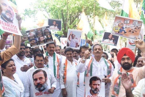 Congress leaders across the state staged protests backing Rahul Gandhi after Surat Court verdict (Photo: Twitter/@INCMumbai)