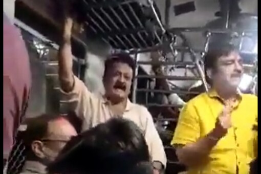 Mumbai local passengers singing Lata Mangeshkar's songs. (credits: Twitter/@Chilled_Yogi)