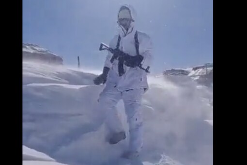 The jawan walking through heavy snow. (credits: Twitter/@BSF_Kashmir)