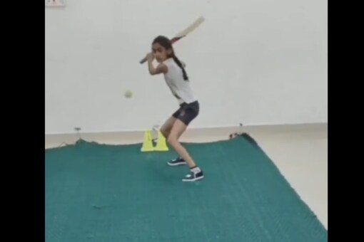 Many users also lauded the bowler for not throwing a single wide. (credits: Twitter/@AshwiniVaishnaw)