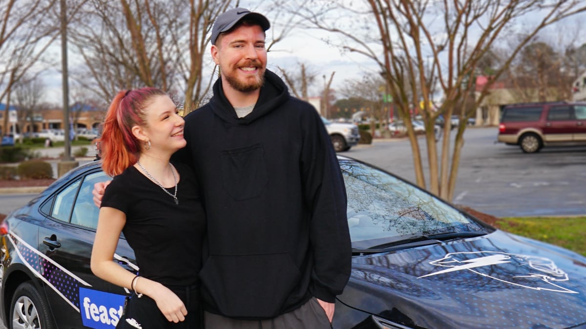 YouTuber MrBeast Surprises Waitress With A Car As A Tip - Vimarsana News