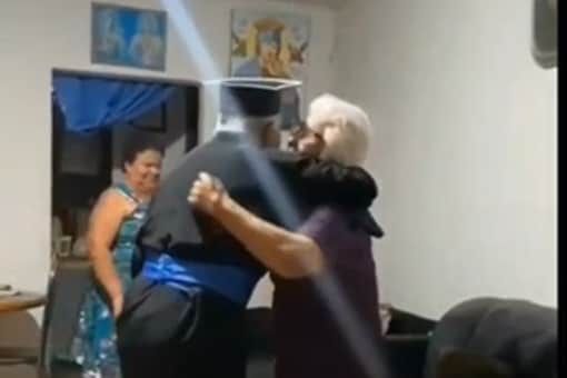 78-year-old man hugged his mother after graduating.(credits: Insta/goodnewscorrespondent)