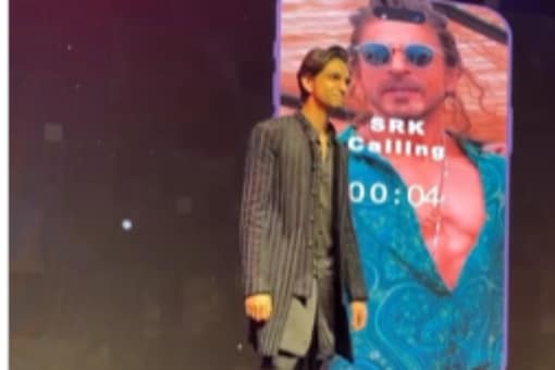 The man's act received loud cheers from the guests. (credits: Insta/
thecrimsoncircle)