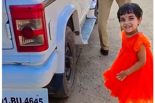 The little girl's gesture is winning hearts online. (Credits: Insta/kerala_police)