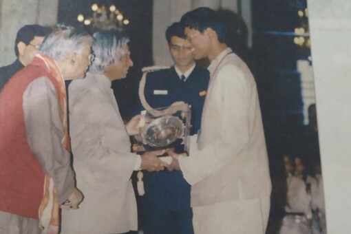 Ramanuj Mukherjee receiving award from the then President APJ Abdul Kalam. (credits: Twitter/@law_ninja)