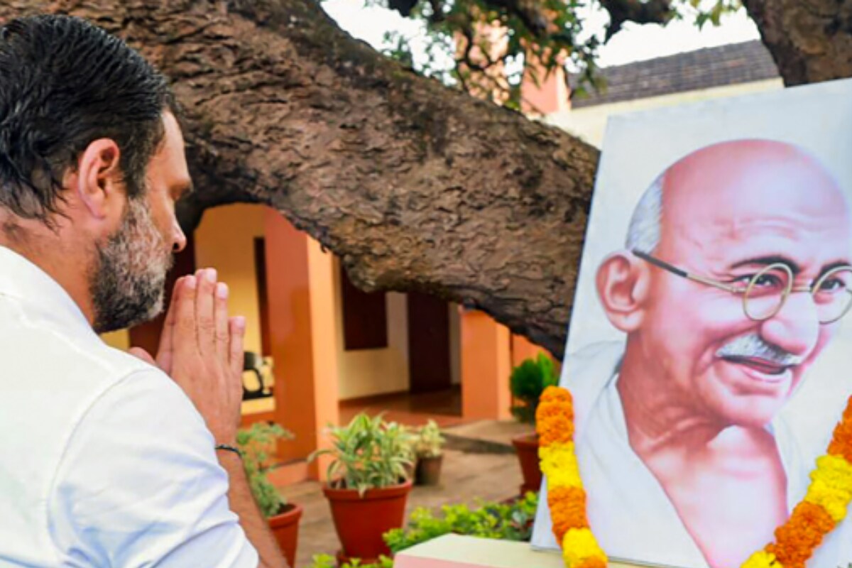 More Trouble for RaGa? Cong Leader Remembers Mahatma as Rivals Eye His Parl Membership